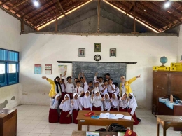 Foto bersama anak-anak SD Negeri 04 Tegalmlati setelah belajar mengenai pencegahan kekerasan seksual (Dokumen pribadi)