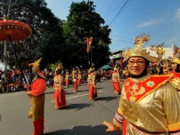 Salah satu kelompok peserta karnaval menggunakan busana adat Lampung - dok. Mochammad Luki Azhari