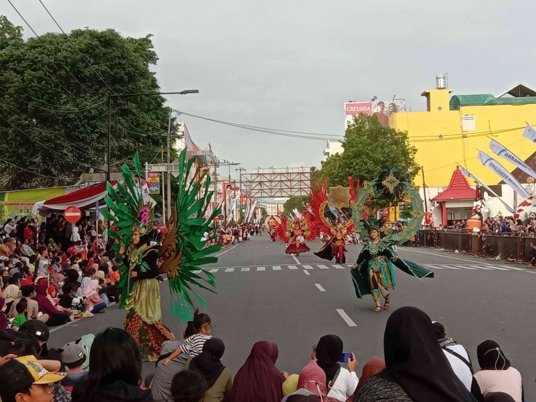 Kostum gala karnaval juga mewarnai gelaran BEN Carnival - dok. Mochammad Luki Azhari