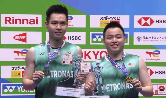 Aaron Chia/Soh Wooi Yik menjadi atlet pertama Malaysia yang berhasil meraih medali emas Kejuaraan Dunia. | Sumber: Badmintontalk