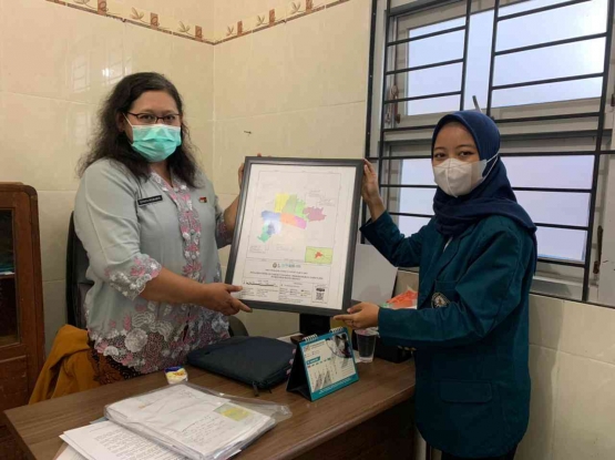 Penyerahan peta cetak kepada Kepala Puskesmas Banyudono I. Dokpri