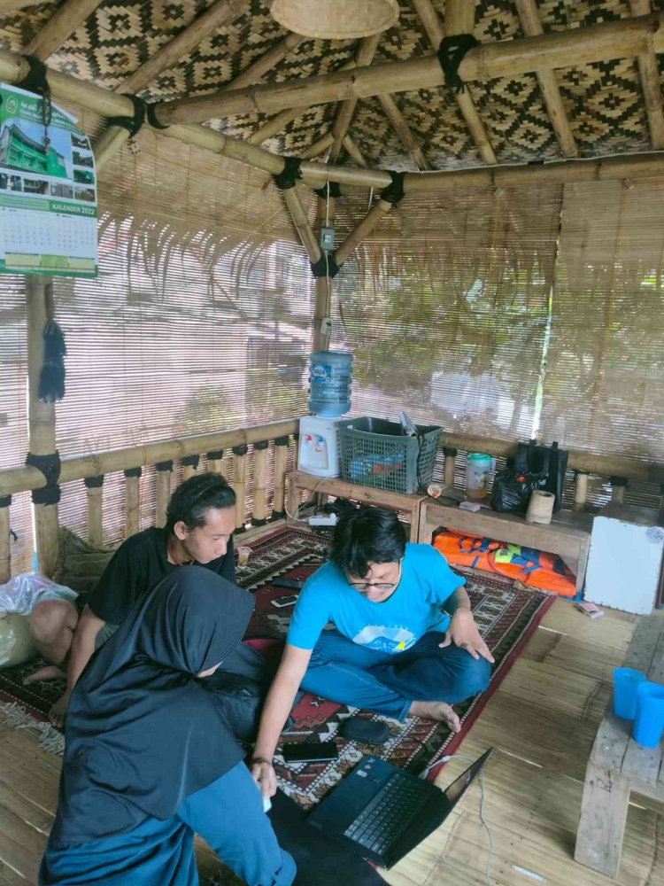 Proses diskusi dengan pengurus dan nasabah Bank Sampah Resik (Dokpri)