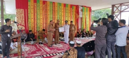Dokpri  PJ Bupati Kampar, Dt. H. Kamsol, M. M menyerahkan piagam penghargaan Desa Mandiri Terbaik di Balai Pemuda Pulau Gadang Senin (29/8/2022)