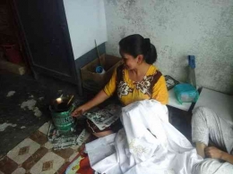 Dokpri. Membuat Batik Kerinci oleh Yenti Asmalita