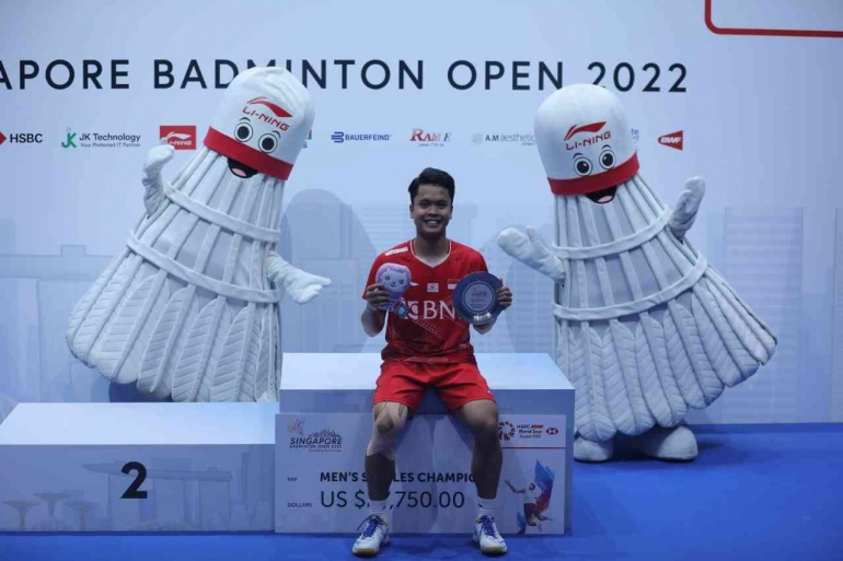 Anthony Sinisuka Ginting berhasil menjuarai Singapore Open 2022 usai kalahkan Kodai Naraoka. | Sumber: Okezone