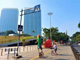 Trotoar di depan TIM yang lebar dan bangunan parkir yang atapnya ditanami rumput. Dokumen pribadi.