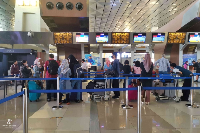 Ilustrasi penumpang check in di salah satu konter airlines di Terminal 3. Sumber: dokumentasi pribadi