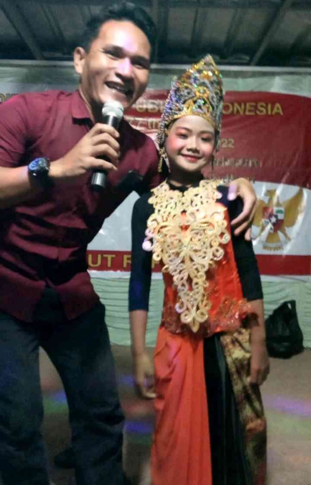 Khaerunisa Aprilia, gadis, 8 Tahun yang piawai tadi jaipong (Dokpri)