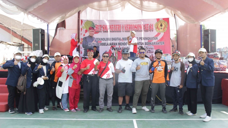 Foto bersama KOBERS dan guru SMPN 1 Kertosono (27/8)