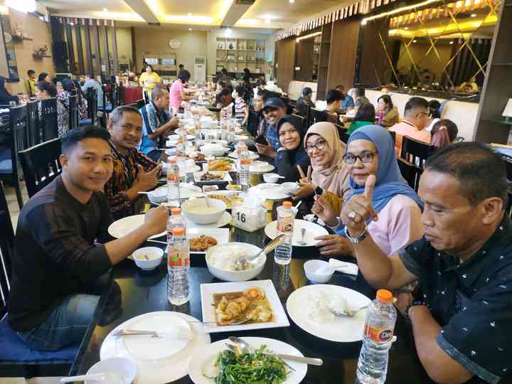 Suasana makan bersama di salah satu Restoran di kota Ternate