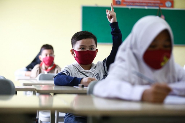 Para calon siswa sekolah dasar mengikuti tes seleksi masuk di SD Negeri 03 Petukangan Selatan (KOMPAS/PRIYOMBODO)