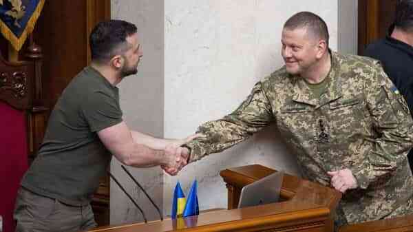 Presiden Zelenskiy dan Panglima Angkatan Bersenjata Ukraina Valeriy Zaluzhny di Kyiv, 28 Juli 2022. (PC-AFP)
