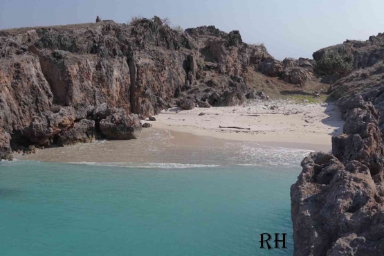 Pantai Tolanamon diapit oleh dua buah tebing batu, dokpri