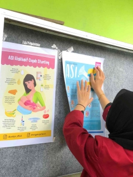 Gambar 8. Penempelan media poster setelah Edukasi kepada ibu-ibu hamil dan menyusui di Rangga Surya/dokpri