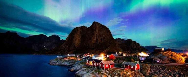 Ilustrasi gambar by TFaNews.com | Pemandangan menakjubkan sebuah aurora di atas rumah seorang warga