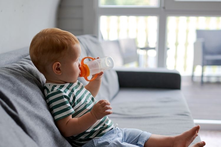 Ilustrasi bayi ngedot atau minum air putih dari botol. (sumber: PEXELS/TATIANA TWINSLOL via kompas.com)