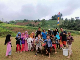 Penanaman bersama anak-anak di Dusun Kalisrep/Foto: Tim KKN-T IPB Desa Semangkung