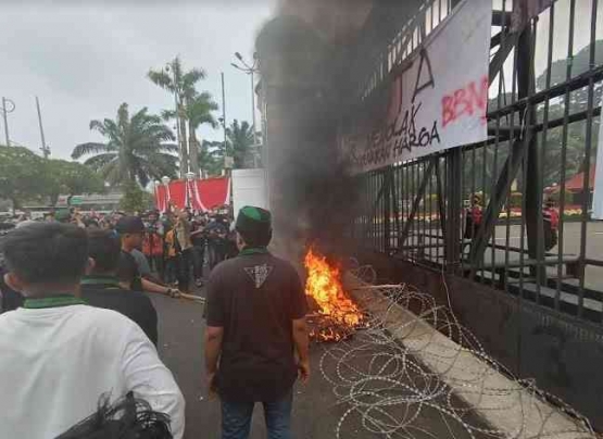 Para aktivis PB HMI bakar Ban saat aksi di depan gedung Senayan, Sumber : Okezone.com