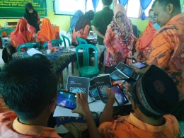 Guru memanfaatkan gadget untuk belajar AR (Dokpri)