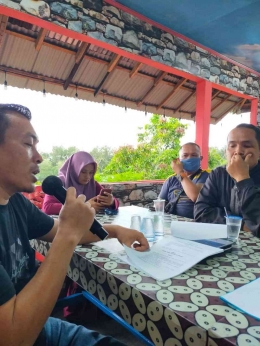 Dokpri Muizin Firmansyah, Ketua Kopsya Dudektif terpilih membacakan AD-ART di Pondok Lesehan Bukit Semilir (29/8/2022)