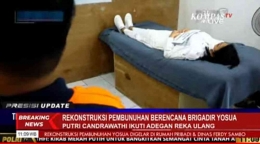 Putri Candrawathi saat mengikuti rekonstruksi di Jl. Saguling Jakarta Selatan, (30/8). Sumber: Tangkap Layar KompasTV-PolriTV