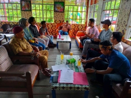 Dokpri Tim Sigap Kerlip.Kampar dan Kepala Desa Tanjung Beringin rapat pemetaan anak putus sekolah di Pondok Lesehan Bukit Semilir (29/8/2022)