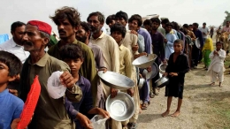 Kekurangan makanan merupakan masalah utama yang dihadapi oleh korban banjir. Photo: AP: Asim Tanveer 