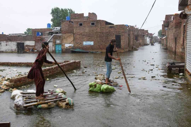 Bertahan h dengan peralatan sederhana di kota Hyderabad . Photo: Yasir Rajput/Reuters 