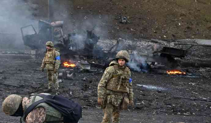 Tentara Ukraina mengamati lokasi ledakan setelah terjadi di Kota Kiev, Ukraina, pada Sabtu (26/2) pagi. (Sergei SUPINSKY / AFP)