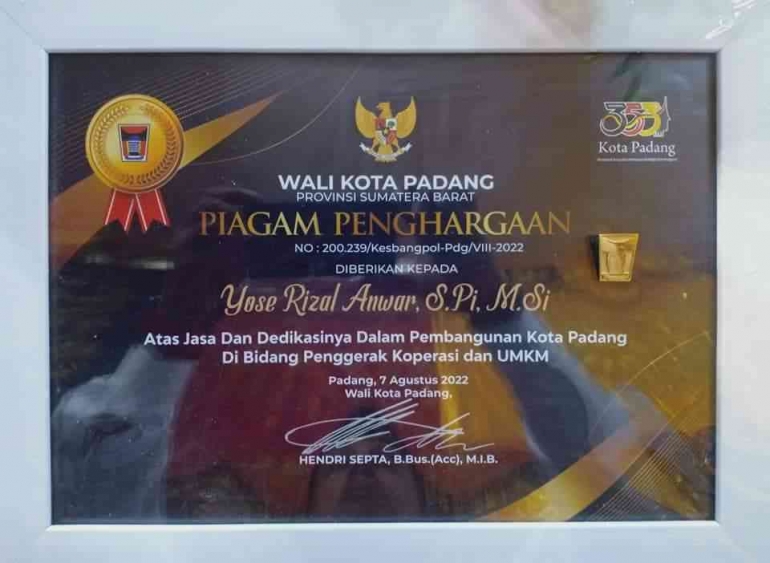 Piagam penghargaan dari Pemko Padang (image by Yose Rizal Anwar)