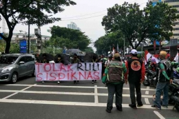 Sejumlah pelajar mengatasnamakan kelompok Pelajar Islam Indonesia menggelar aksi demonstrasi di depan Gedung DPR/MPR RI untuk menolak RUU Sisdiknas, Senin (29/8/2022). (KOMPAS.com/Tria Sutrisna)