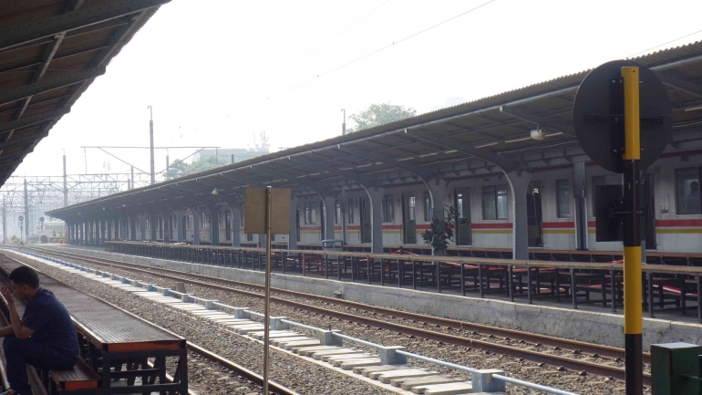 KRL tujuan Bogor siap diberangkatkan di Stasiun Jakarta Kota (Dokumen pribadi)