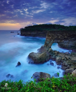 Panorama Pantai Karang Bolong, Pacitan, yang menjadi buruan banyak fotografer. Sumber: dokumentasi pribadi