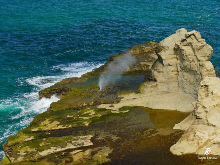 Seruling Laut di Pantai Klayar, difoto dari atas bukit. Sumber: dokumentasi pribadi