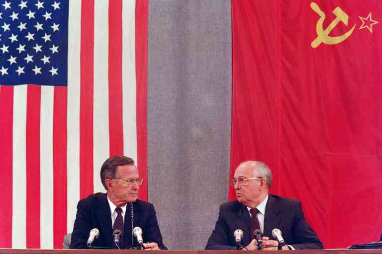 Presiden AS HW Bush (kiri) dan Presiden Gorbachev (kanan) di konferensi pers perlucutan senjata  31 Juli 1991 di Moskow (AFP/Arsip - MIKE FISHER )