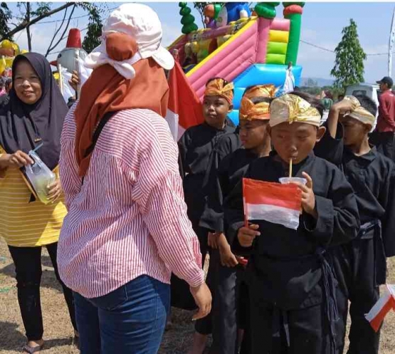 Orang tua yang mendukung dan mendampingi anak dalam aktifitas positif (dokpri by IYeeS) 