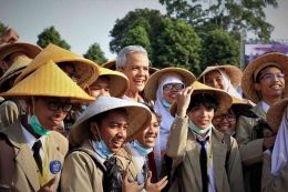 Potret mahasiswa yang sedang melakukan PPSMB berfoto dengan Gubernur Jateng (sumber: bulaksumurugm.com)