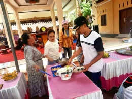 Kades Wiwhin mengajak panitia menikmati sarapan di Balai Desa Curahnongko.| Dokumentasi pribadi penulis