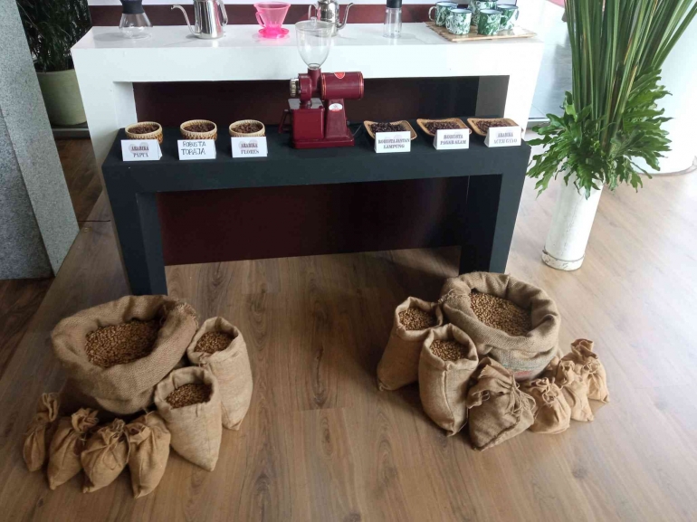 Biji kopi dari berbagai daerah dalam pameran (Dokpri)