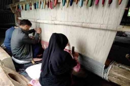 Para perajin sedang membuat karpet di desa Shunglipura, kabupaten Budgam, Jammu dan Kashmir. | Sumber: Rising Kashmir