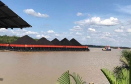 Kapal tongkang pengangkut batu bara berlayar tak henti di sungai desa Sempayau (dok. pribadi)