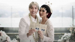 Ilustrasi gambar saat pasangan pengantin menunjukkan buku nikah, di dalamnya terdapat sighat taklik talak.(Sumber Gambar: Detiknews-detik.com)
