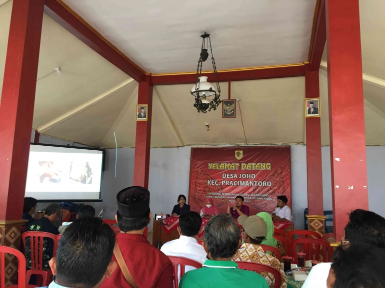 Gambar 1. Sosialisasi PMK di Desa Joho bersama drh. Aris Susilo dan drh. Sumbodo dari UPTD Puskeswan Kabupaten Wonogiri/dokpri