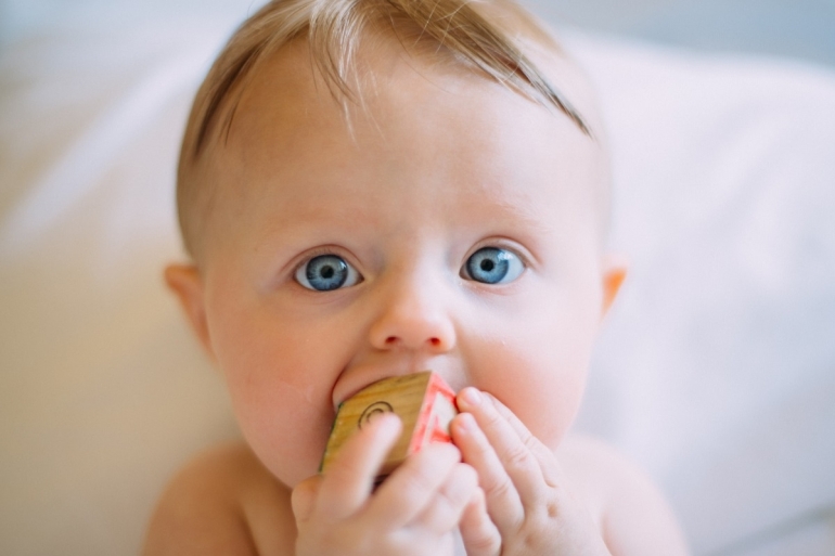 Ilustrasi bayi sedang memasukkan benda bukan makanan ke dalam mulut. Sumber: Colin Maynard/unsplas.com