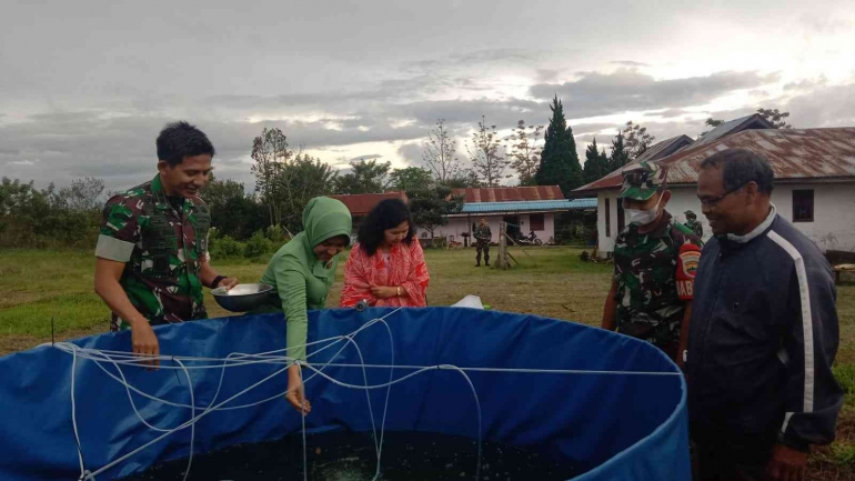Dandim 0205/TK Letkol Inf Benny Angga berikan bantuan budidaya ikan nila kepada Yayasan Alfa Omega Desa Lingga (Dokpri)