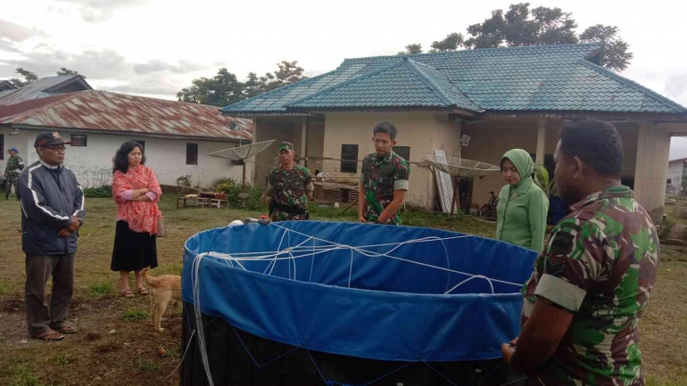 Dandim 0205/TK Letkol Inf Benny Angga berikan bantuan budidaya ikan nila kepada Yayasan Alfa Omega Desa Lingga (Dokpri)