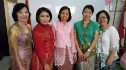 Foto bersama rekan kerja saat perayaan hari Kartini di sekolah sebelum pandemi