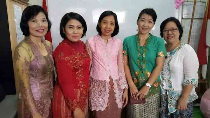 Foto bersama rekan kerja saat perayaan hari Kartini di sekolah sebelum pandemi