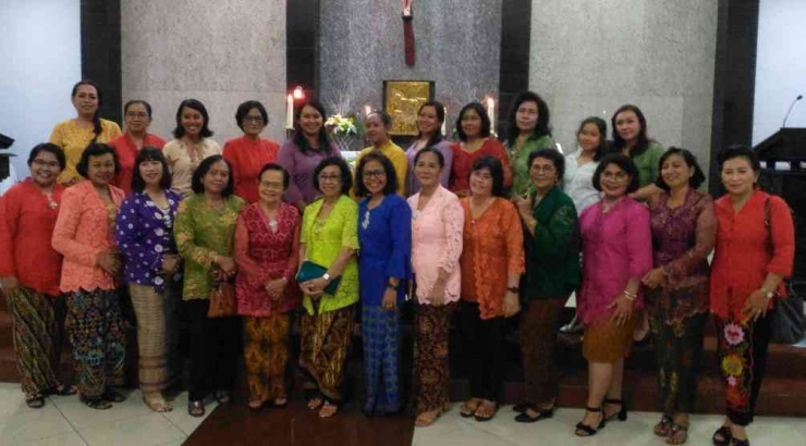 Paduan Suara Gereja Paroki Santa Maria Ratu Rosari Kesatrian Malang dengan kebaya. | Dokumen pribadi 