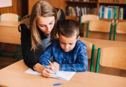 Menulis surat membuat anak menjadi pembelajar yang lebih baik | sumber foto: teachingtimes.com